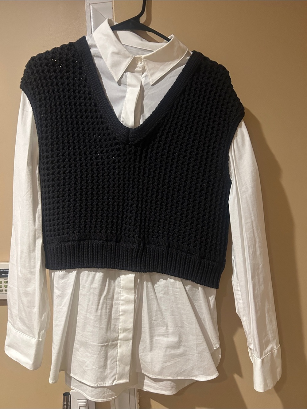 Elan Black Cropped V-Neck Knit Sweater Vest